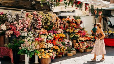 Why Deal With Wholesalers To Buy Flowers In Bulk?
